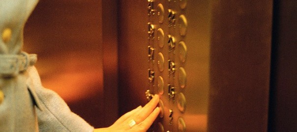 Como se comportar no elevador do condomínio